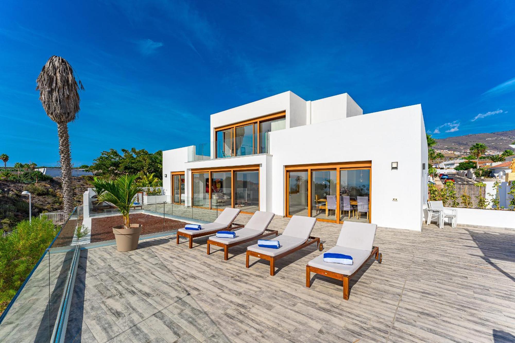 Fabulous Contemporary 5 Bedroom Villa With Private Heated Pool, Sleeps Max 13 Callao Salvaje Kültér fotó
